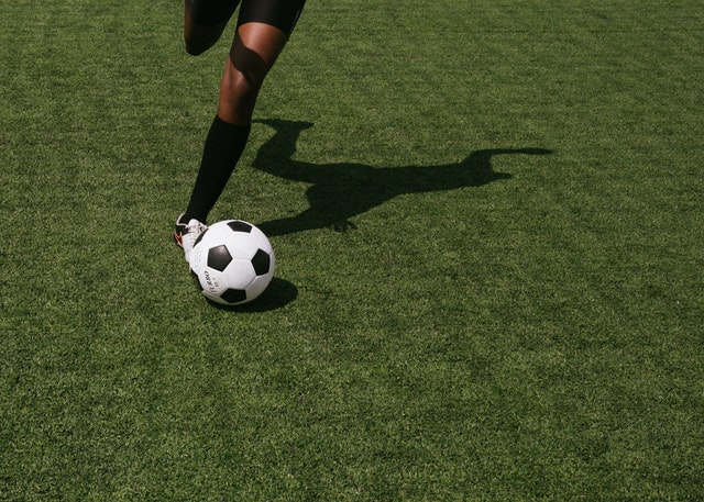 Quais as diferenças entre a bola de campo e a bola de futebol society?