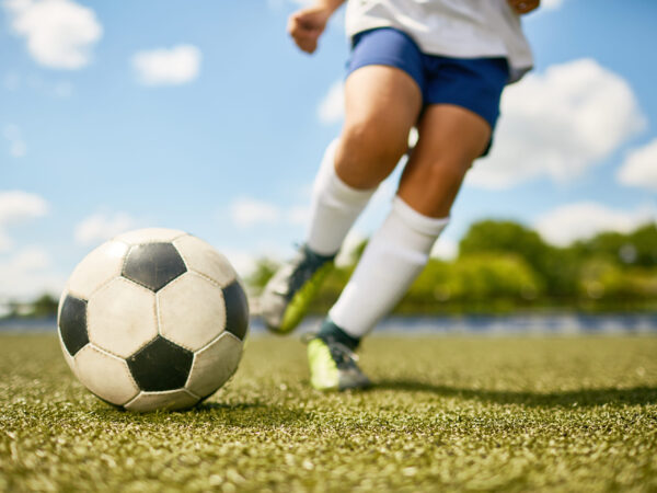 Proteja o seu filho: conheça o meião de futebol infantil da Lojão dos Esportes