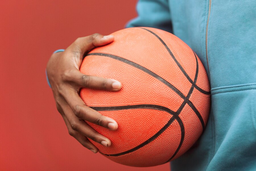 Quais são as vantagens das bolas oficiais para o desempenho no basquete?