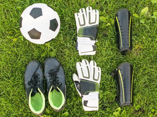 O que compõe um kit de futebol completo e funcional?