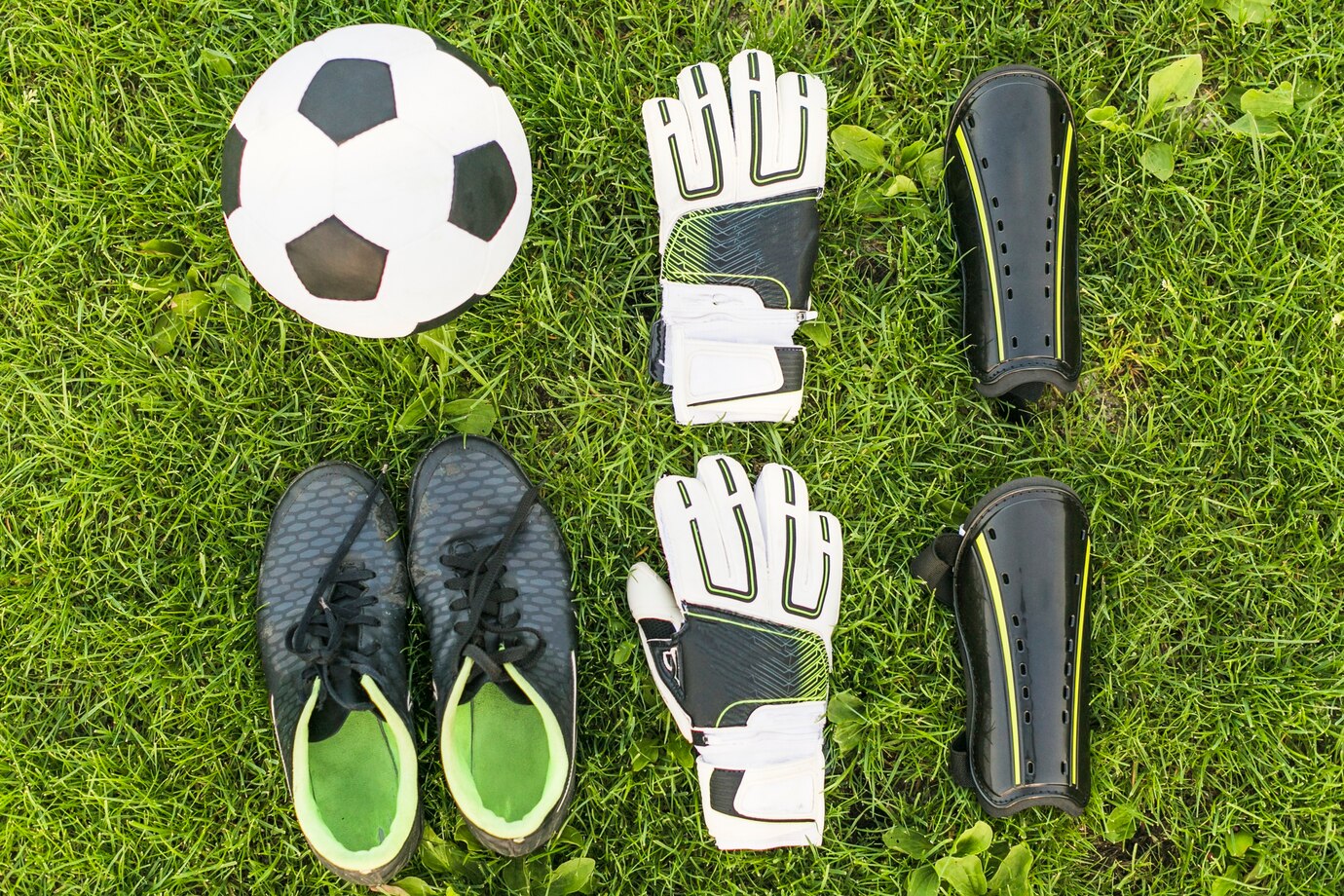 O que compõe um kit de futebol completo e funcional?